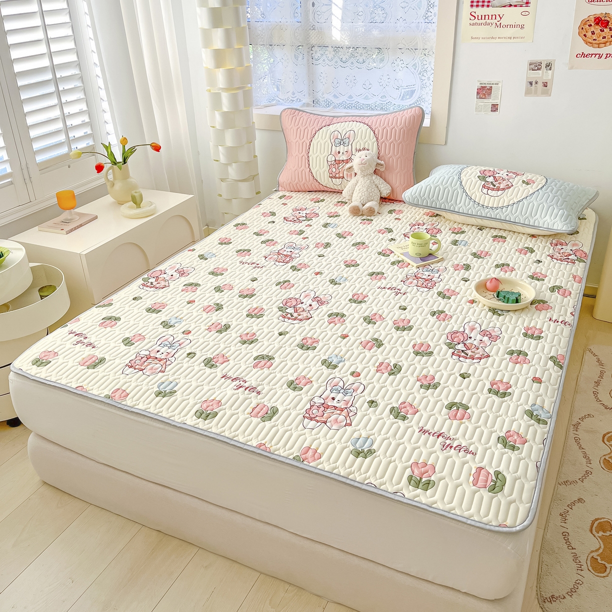 91家纺网 家纺一手货源 找家纺 摩妮卡 2026新款数码大版小清新乳胶凉席床席款三件套-场景二 邻家小兔