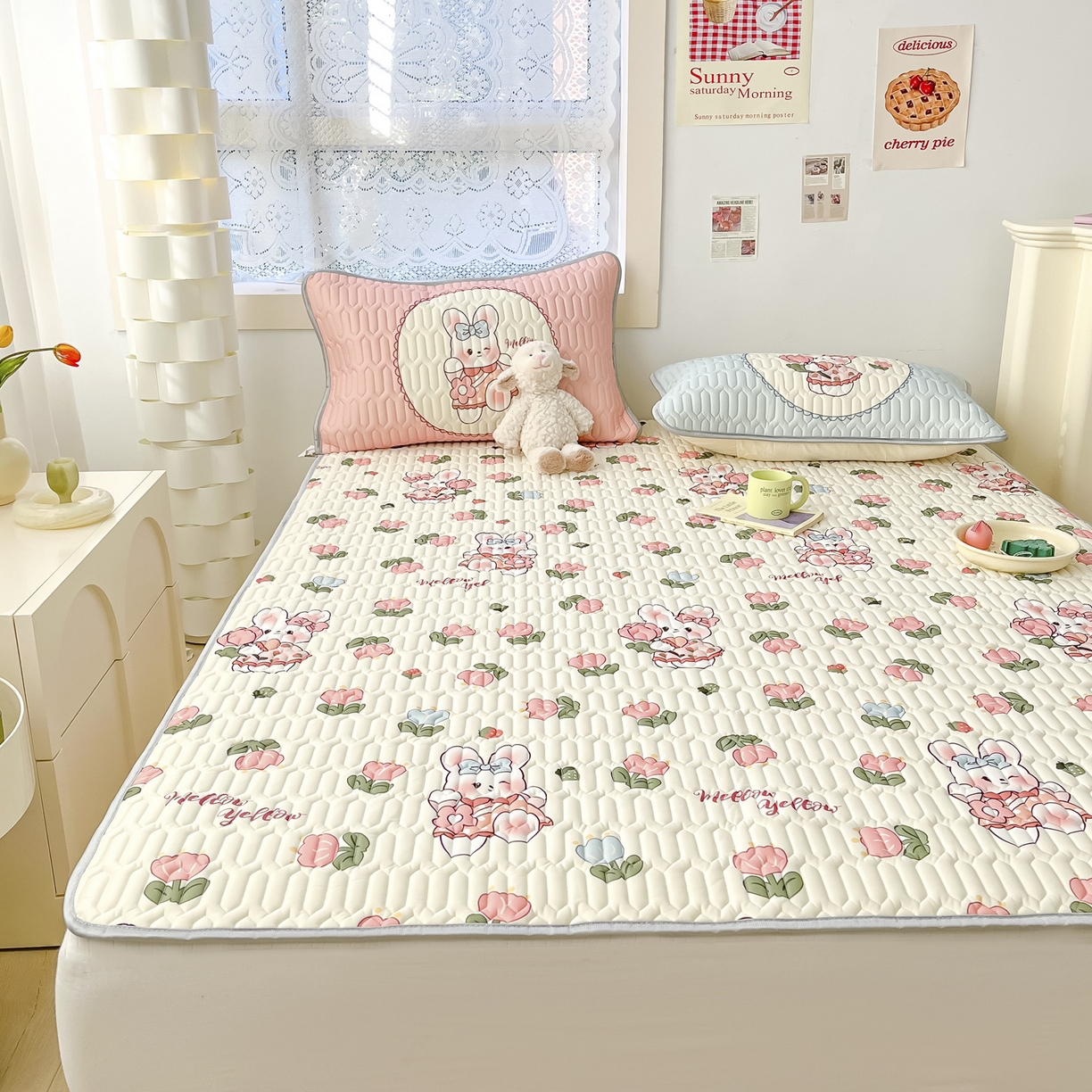 91家纺网 家纺一手货源 找家纺 摩妮卡 2026新款数码大版小清新乳胶凉席床席款三件套-场景二 邻家小兔