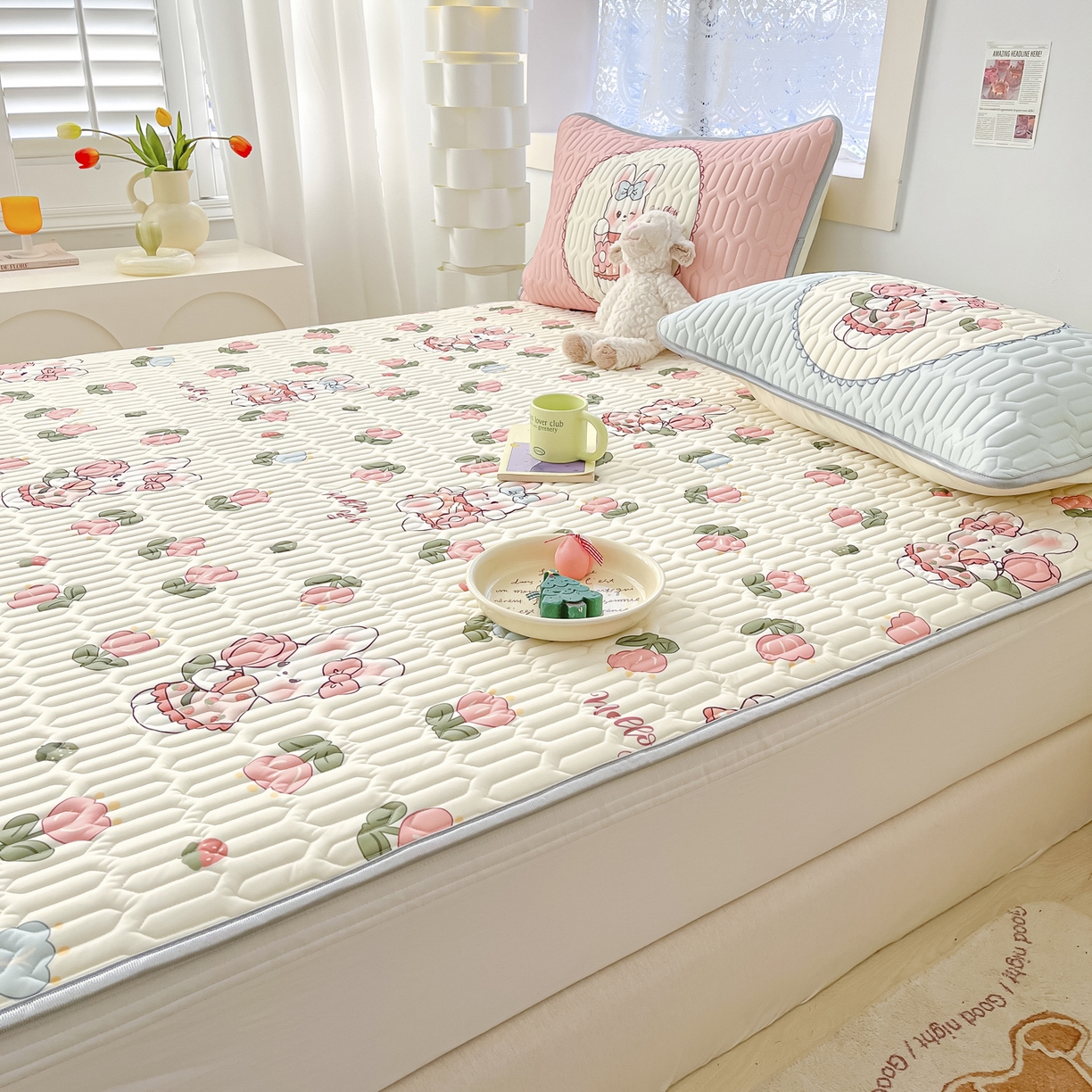 91家纺网 家纺一手货源 找家纺 摩妮卡 2026新款数码大版小清新乳胶凉席床席款三件套-场景二 邻家小兔