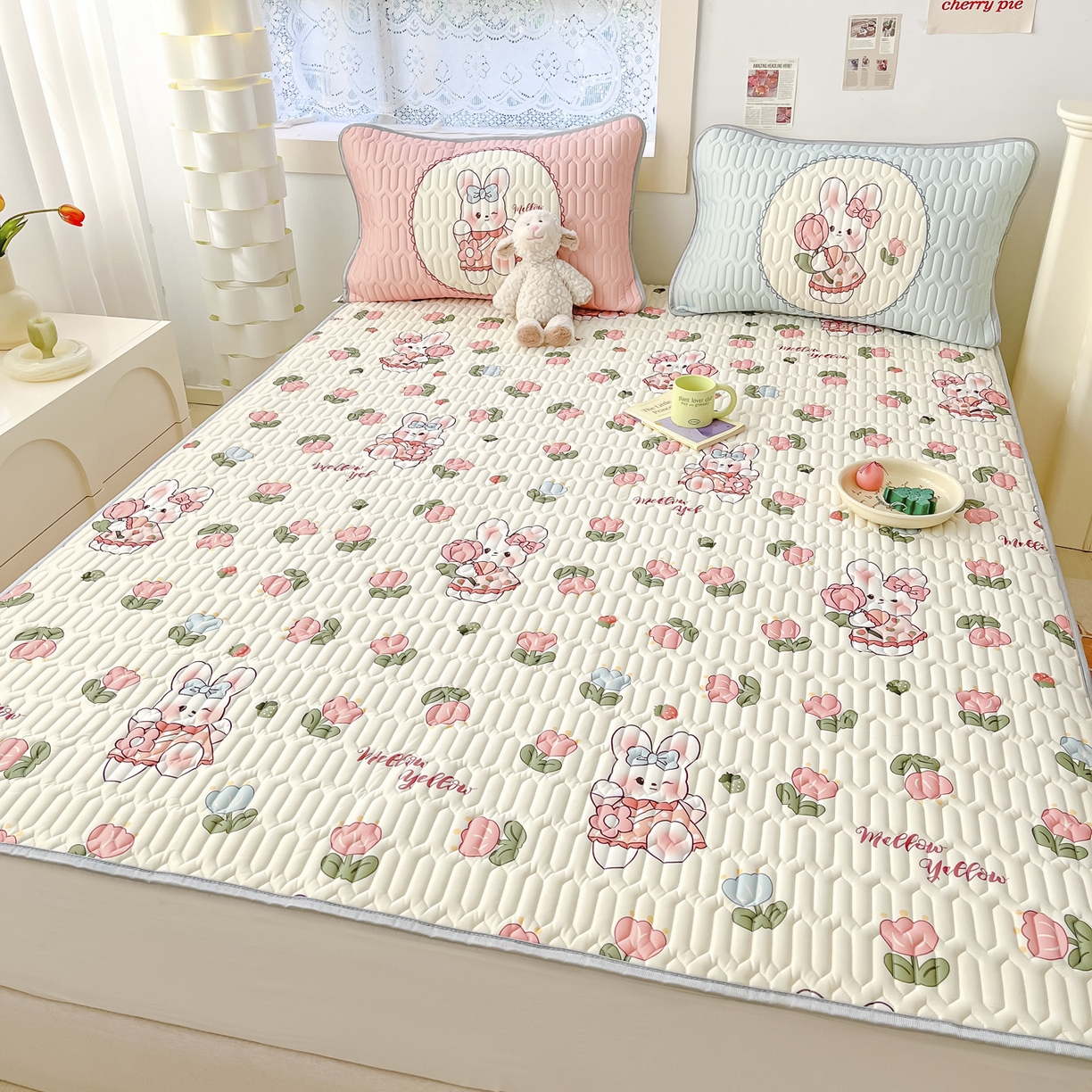 91家纺网 家纺一手货源 找家纺 摩妮卡 2026新款数码大版小清新乳胶凉席床席款三件套-场景二 邻家小兔