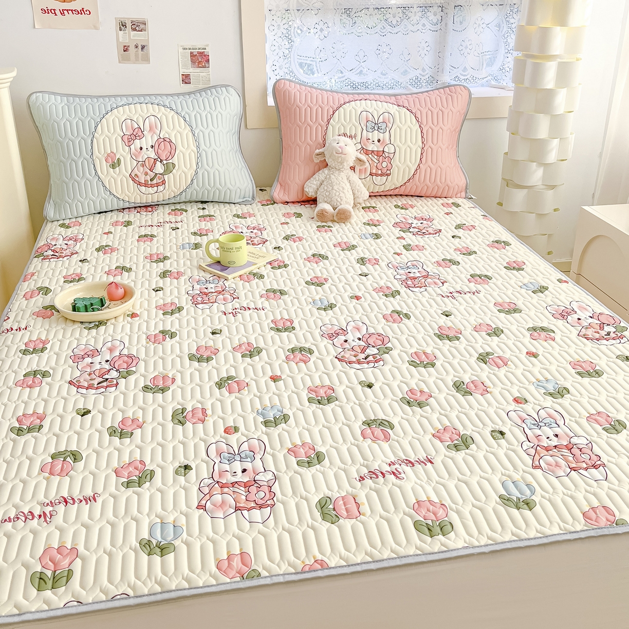 91家纺网 家纺一手货源 找家纺 摩妮卡 2026新款数码大版小清新乳胶凉席床席款三件套-场景二 邻家小兔