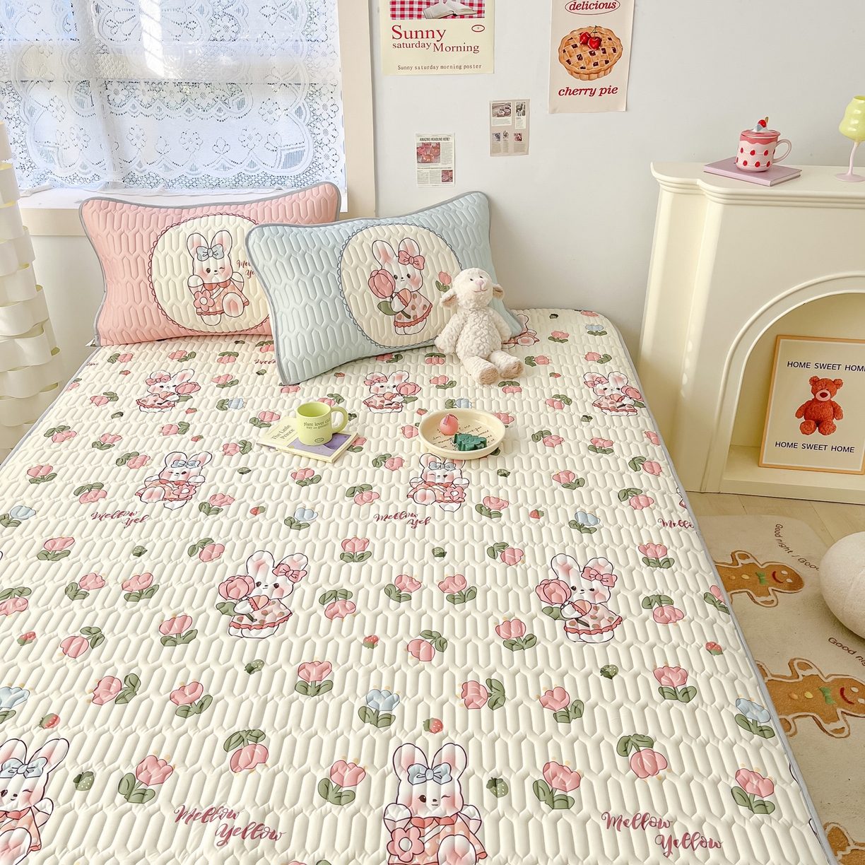 91家纺网 家纺一手货源 找家纺 摩妮卡 2026新款数码大版小清新乳胶凉席床席款三件套-场景二 邻家小兔