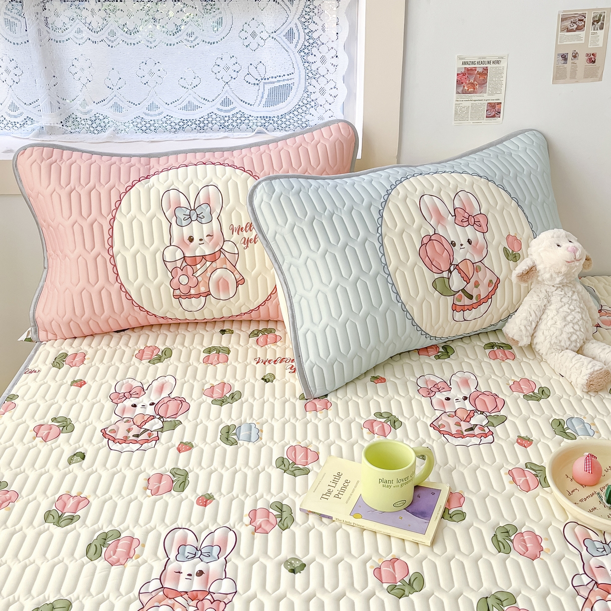 91家纺网 家纺一手货源 找家纺 摩妮卡 2026新款数码大版小清新乳胶凉席床席款三件套-场景二 邻家小兔