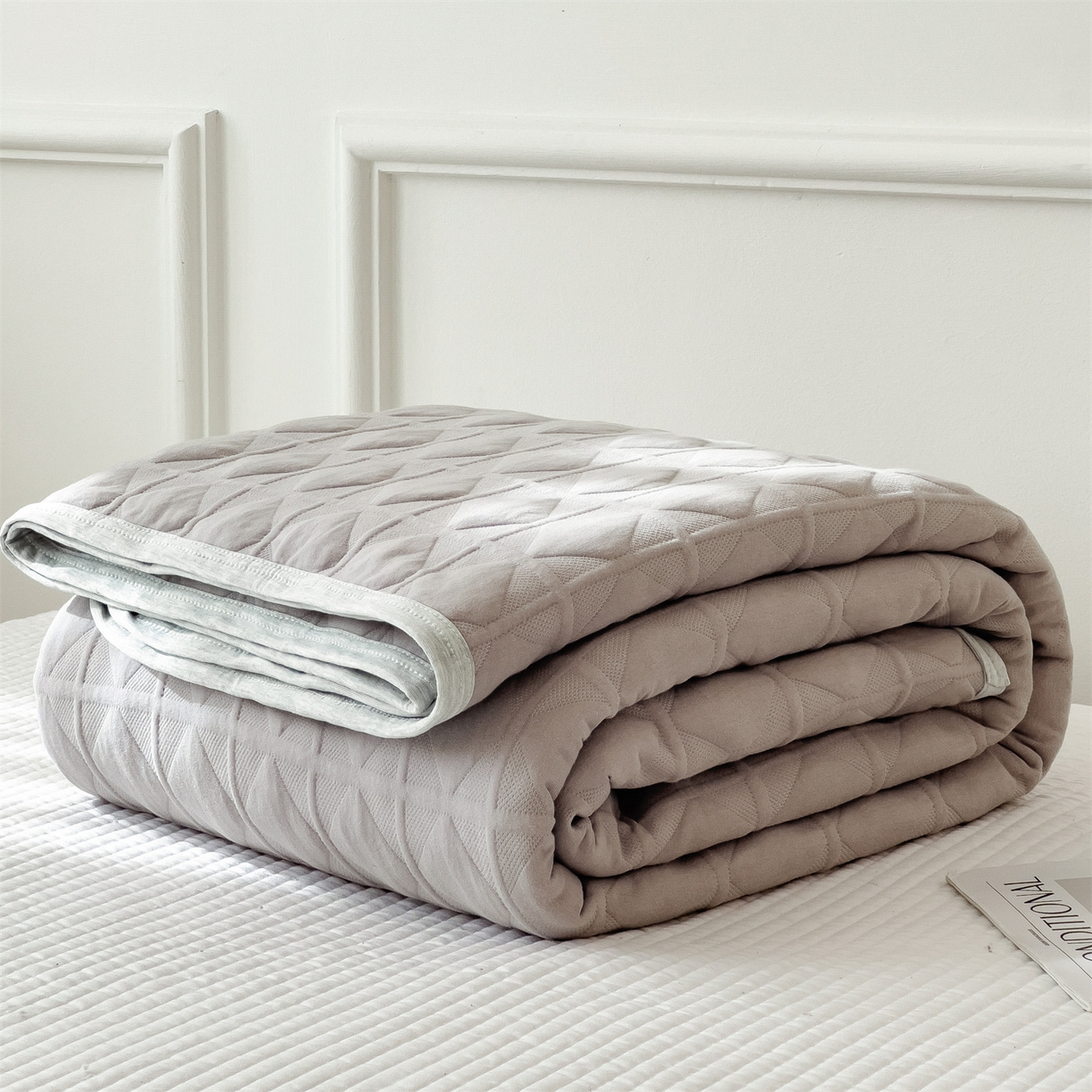 91家纺网 家纺一手货源 找家纺 云恋家纺 2026新款空气提花全棉盖毯夏被毯子 菱形格-奶雾灰