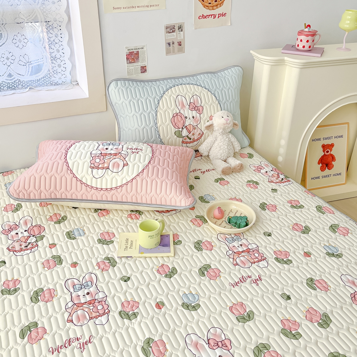 91家纺网 家纺一手货源 找家纺 摩妮卡 2026新款数码大版小清新乳胶凉席床席款三件套-场景二 邻家小兔