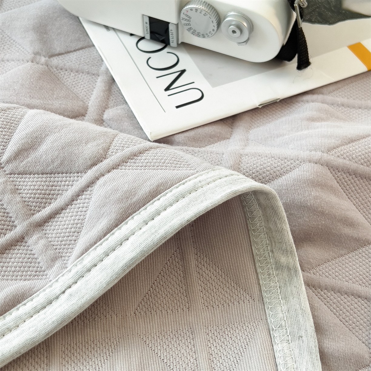 91家纺网 家纺一手货源 找家纺 云恋家纺 2026新款空气提花全棉盖毯夏被毯子 菱形格-奶雾灰