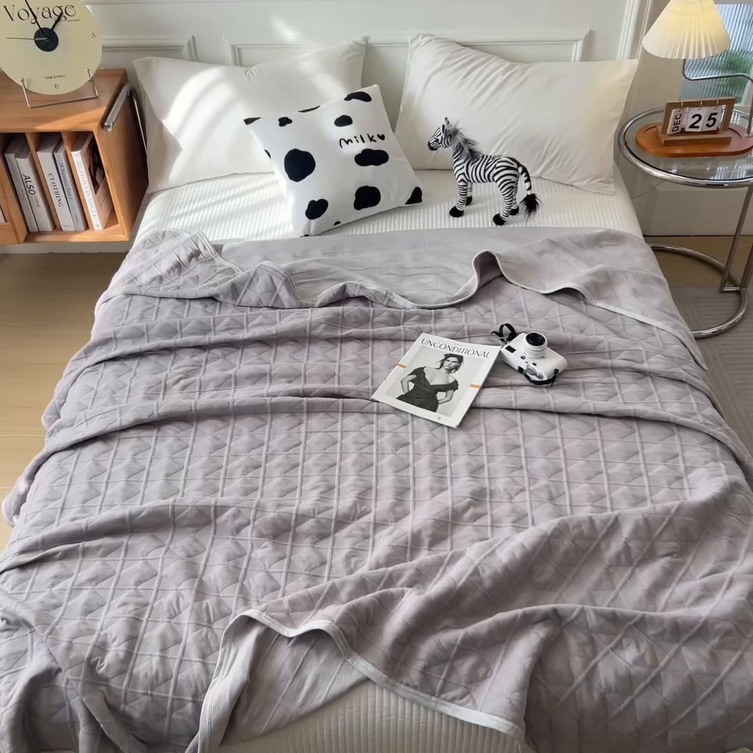 91家纺网 家纺一手货源 找家纺 云恋家纺 2026新款空气提花全棉盖毯夏被毯子 菱形格-奶雾灰