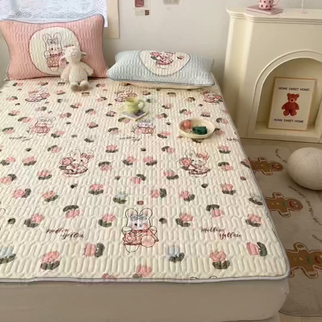 91家纺网 家纺一手货源 找家纺 摩妮卡 2026新款数码大版小清新乳胶凉席床席款三件套-场景二 邻家小兔