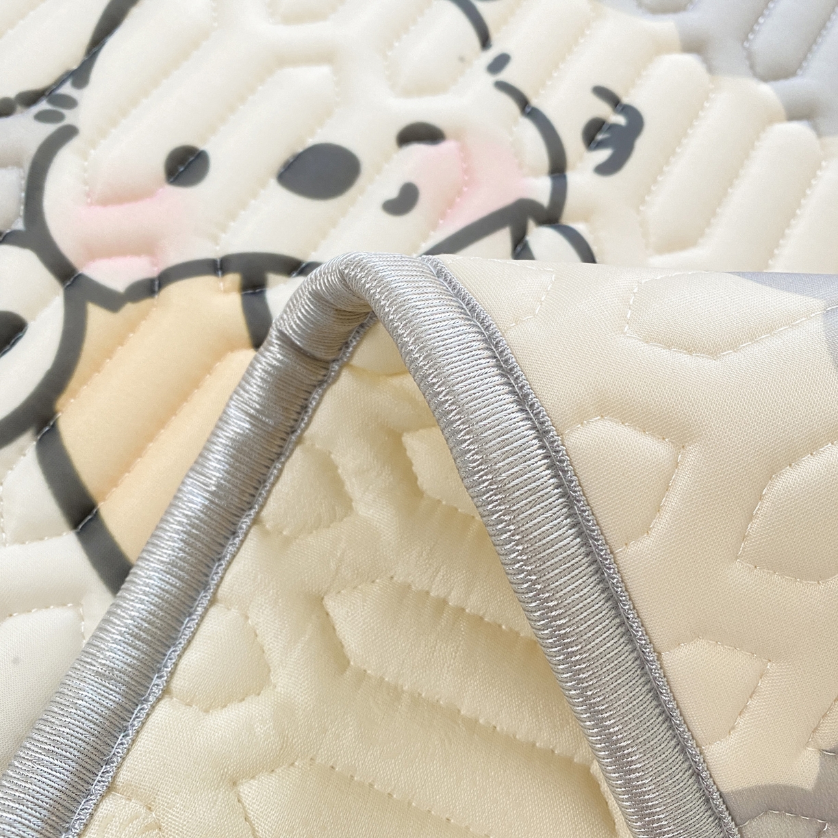 91家纺网 家纺一手货源 找家纺 摩妮卡 2026新款数码大版小清新乳胶凉席床席款三件套-场景二 乐丁狗