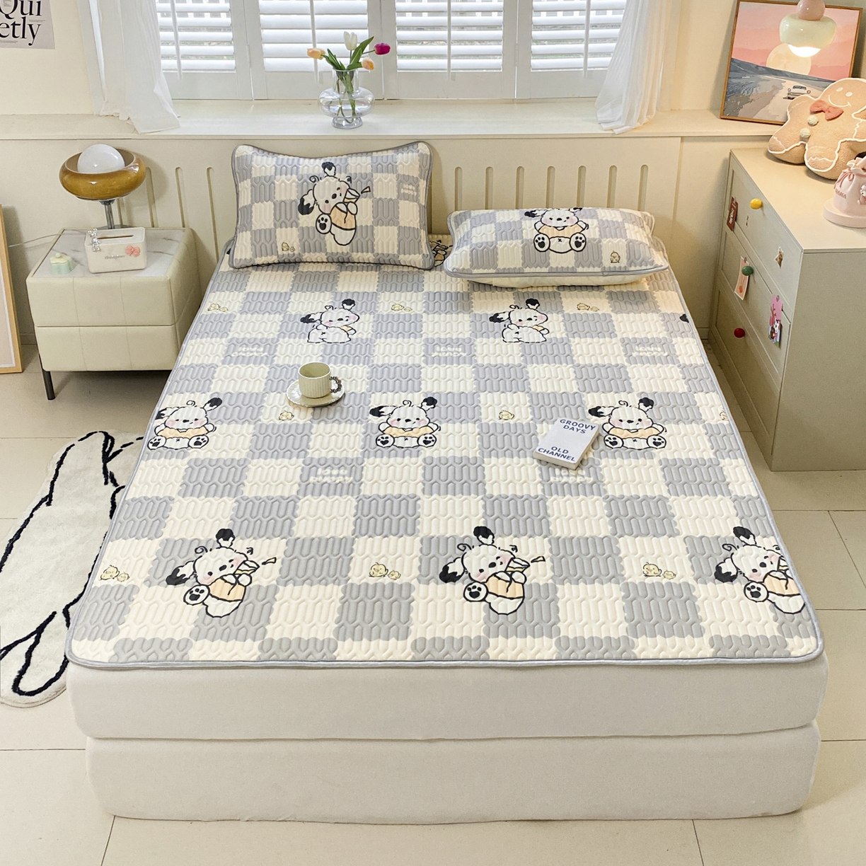 91家纺网 家纺一手货源 找家纺 摩妮卡 2026新款数码大版小清新乳胶凉席床席款三件套-场景二 乐丁狗