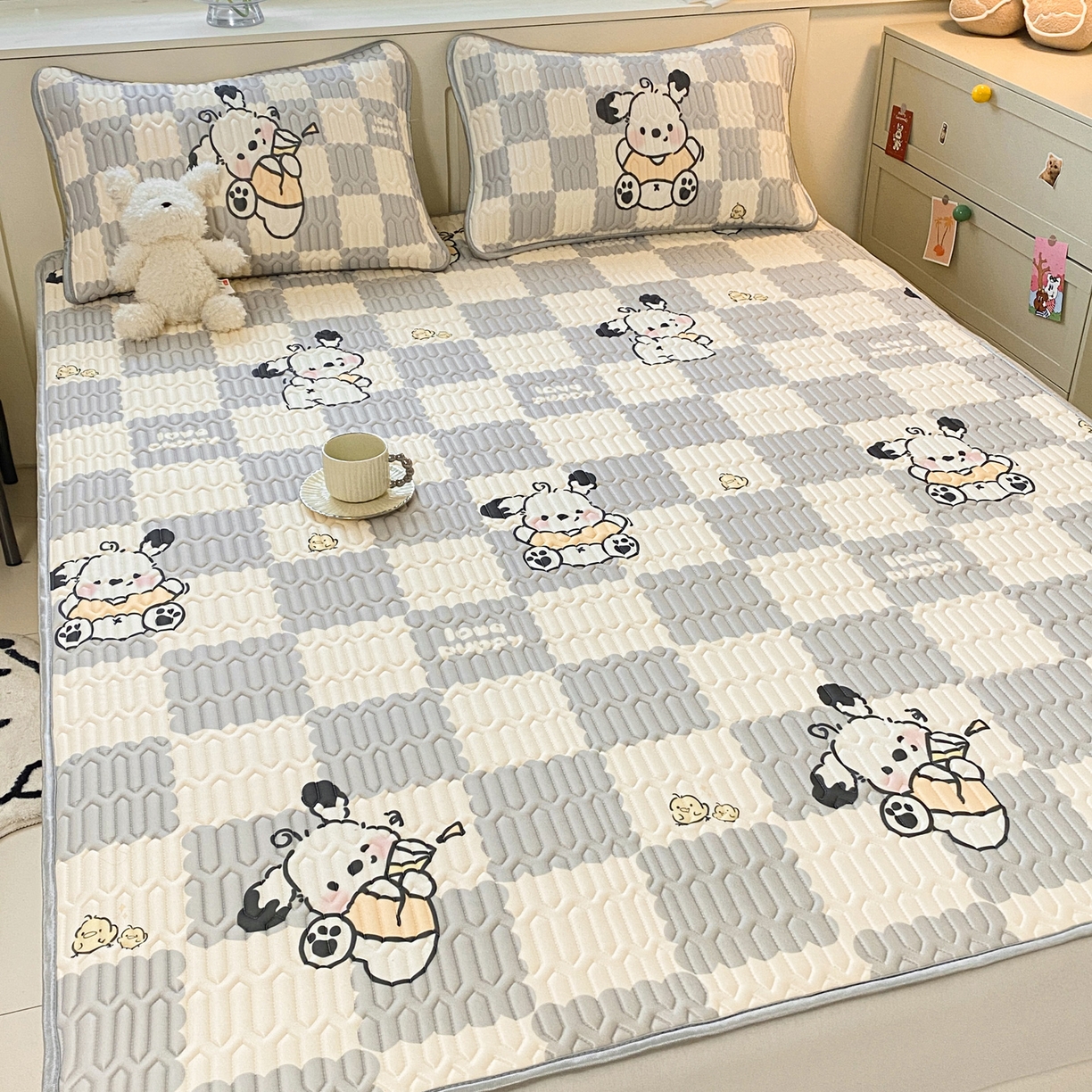 91家纺网 家纺一手货源 找家纺 摩妮卡 2026新款数码大版小清新乳胶凉席床席款三件套-场景二 乐丁狗