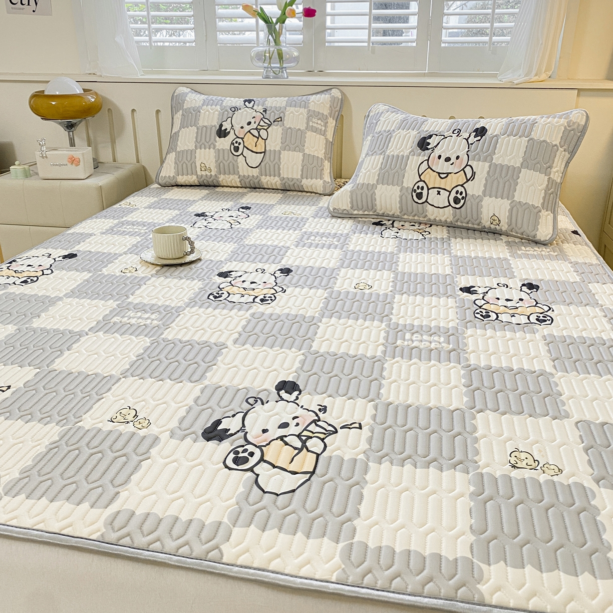 91家纺网 家纺一手货源 找家纺 摩妮卡 2026新款数码大版小清新乳胶凉席床席款三件套-场景二 乐丁狗