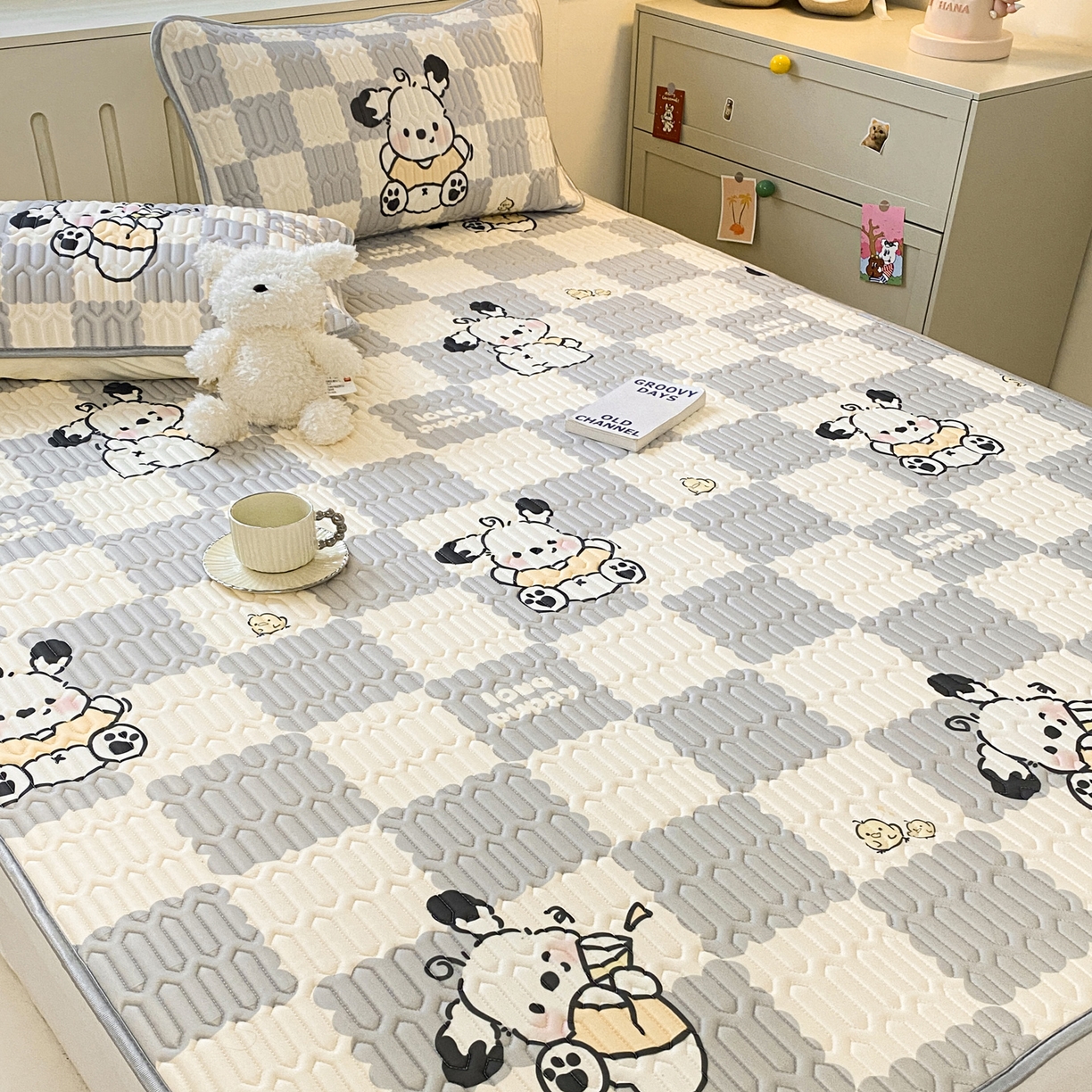 91家纺网 家纺一手货源 找家纺 摩妮卡 2026新款数码大版小清新乳胶凉席床席款三件套-场景二 乐丁狗