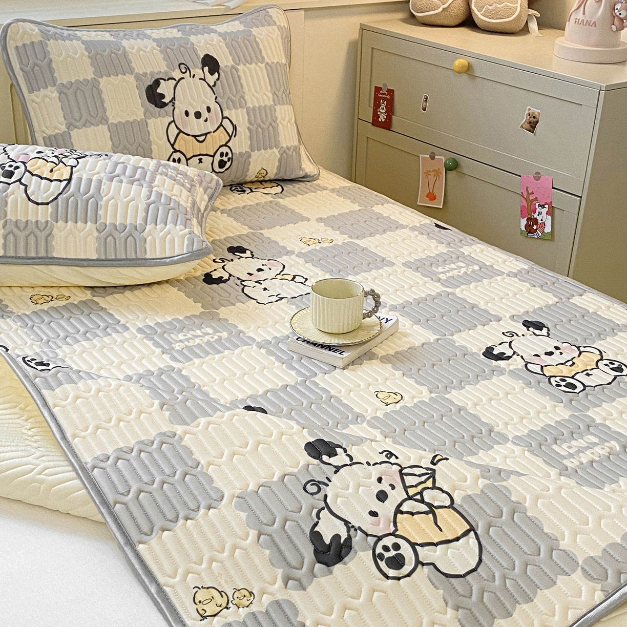 91家纺网 家纺一手货源 找家纺 摩妮卡 2026新款数码大版小清新乳胶凉席床席款三件套-场景二 乐丁狗