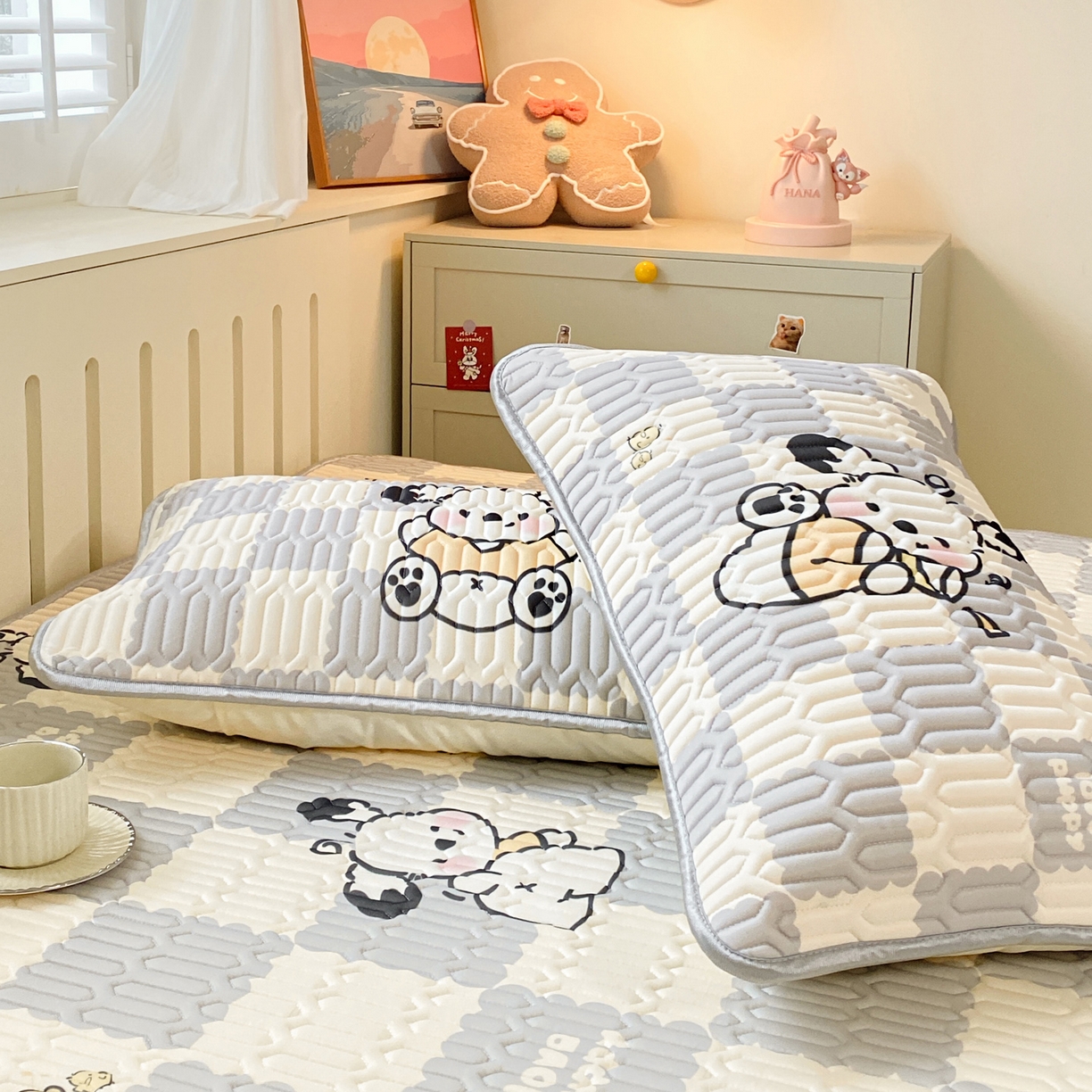 91家纺网 家纺一手货源 找家纺 摩妮卡 2026新款数码大版小清新乳胶凉席床席款三件套-场景二 乐丁狗