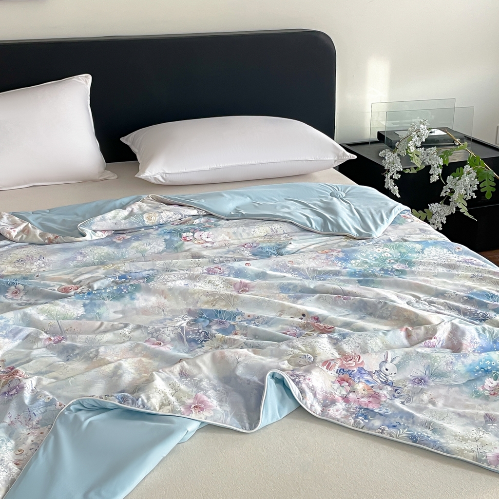 91家纺网 家纺一手货源 找家纺 名兮家居 2026新款印花款锦氨凉感丝夏被空调被夏凉被 花园兔-蓝