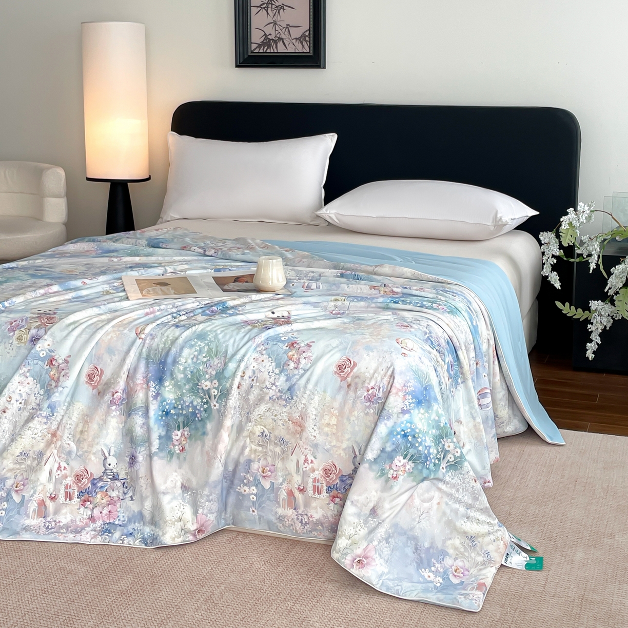 91家纺网 家纺一手货源 找家纺 名兮家居 2026新款印花款锦氨凉感丝夏被空调被夏凉被 花园兔-蓝