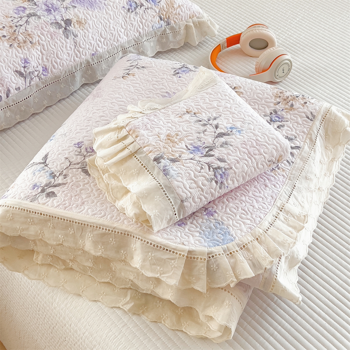 91家纺网 家纺一手货源 找家纺 （总）叠派家纺 2026新款A类印花慕丝绵花边款床盖系列（抽空压缩可供跨境）提供买家秀