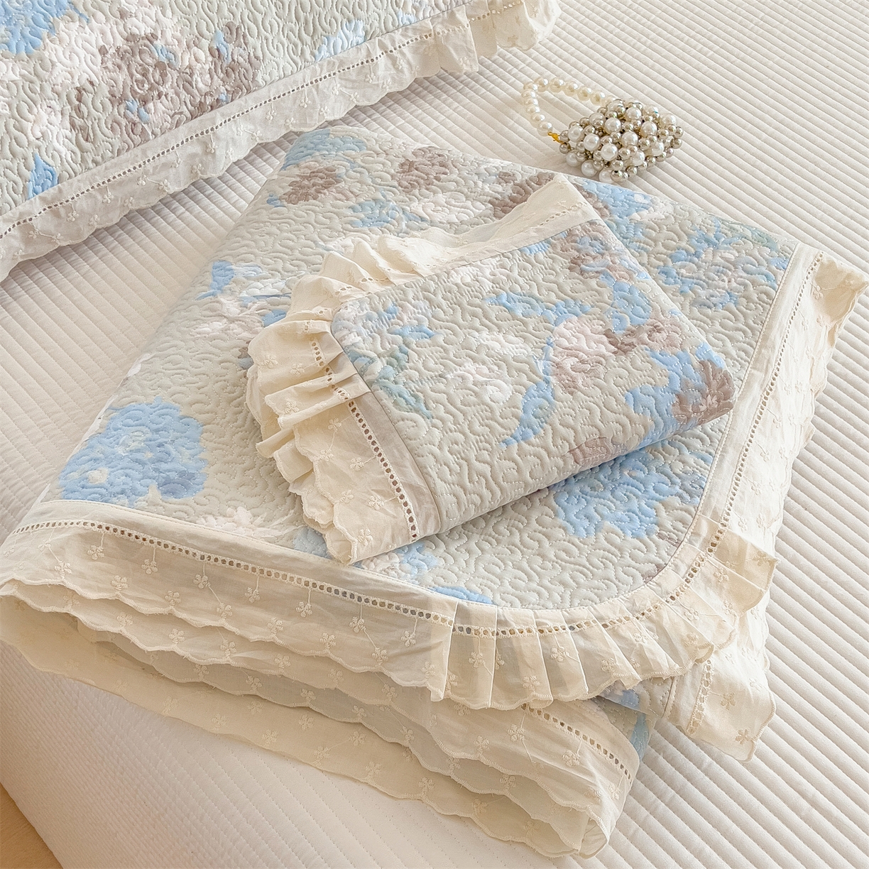 91家纺网 家纺一手货源 找家纺 （总）叠派家纺 2026新款A类印花慕丝绵花边款床盖系列（抽空压缩可供跨境）提供买家秀