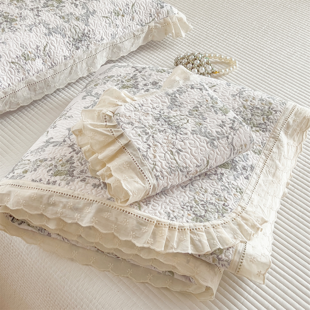 91家纺网 家纺一手货源 找家纺 （总）叠派家纺 2026新款A类印花慕丝绵花边款床盖系列（抽空压缩可供跨境）提供买家秀