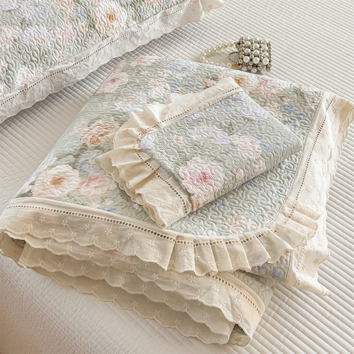 91家纺网 家纺一手货源 找家纺 （总）叠派家纺 2026新款A类印花慕丝绵花边款床盖系列（抽空压缩可供跨境）提供买家秀