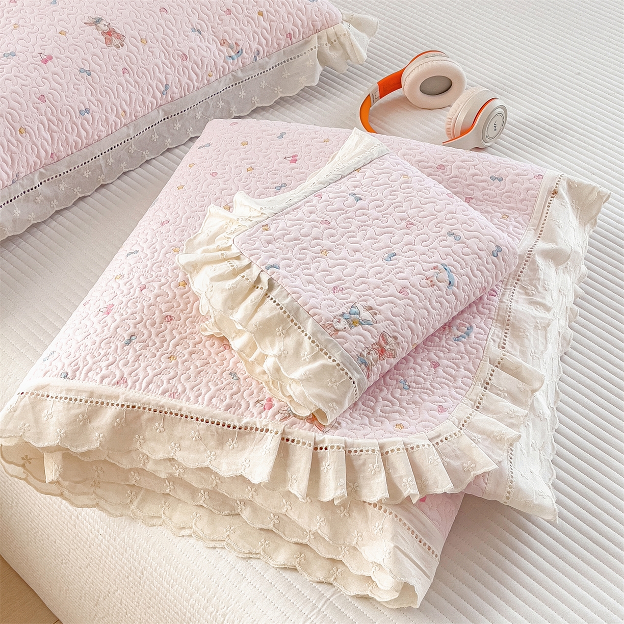 91家纺网 家纺一手货源 找家纺 （总）叠派家纺 2026新款A类印花慕丝绵花边款床盖系列（抽空压缩可供跨境）提供买家秀