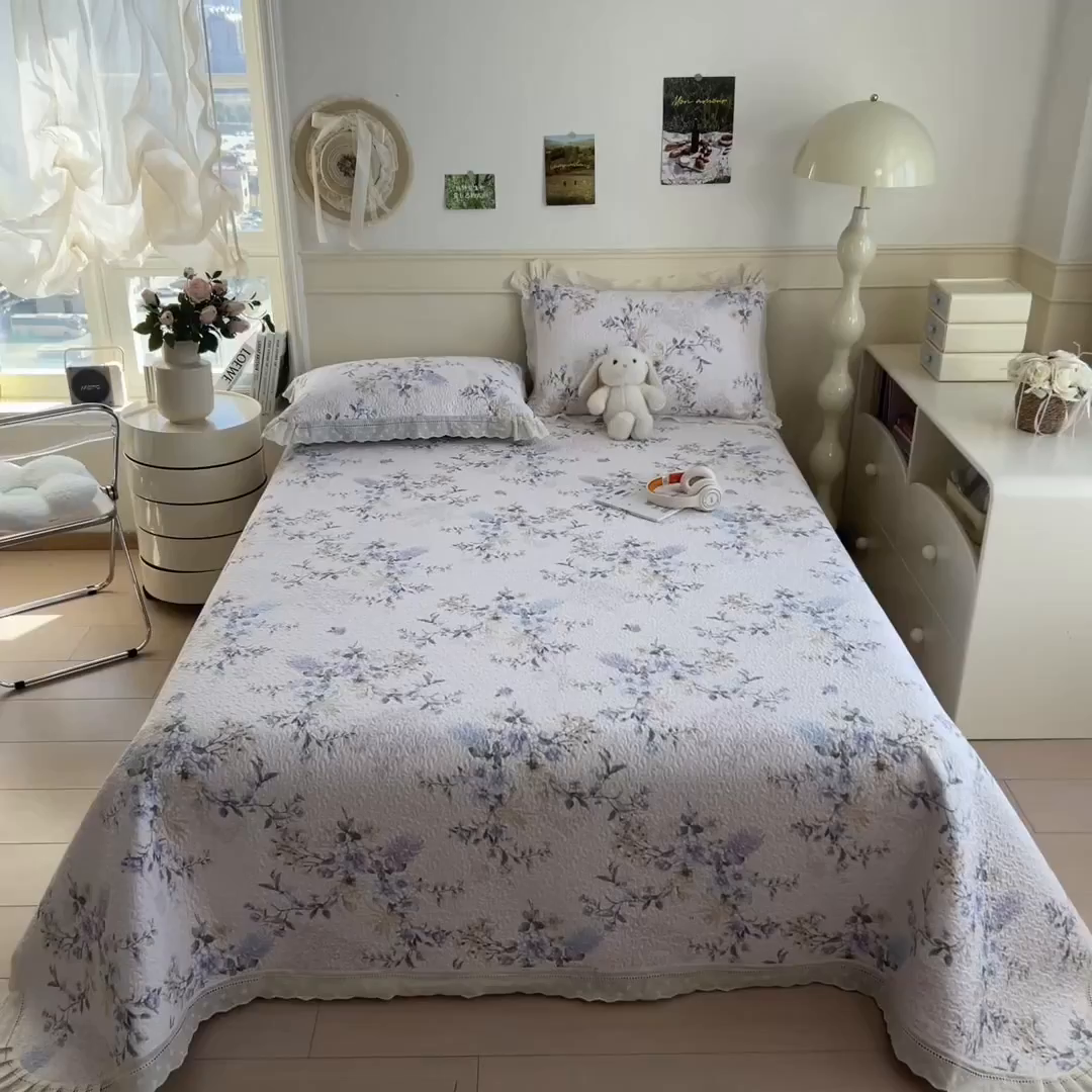 91家纺网 家纺一手货源 找家纺 叠派家纺 2026新款A类印花慕丝绵花边款床盖系列（抽空压缩可供跨境）提供买家秀 莫兰迪+浅紫