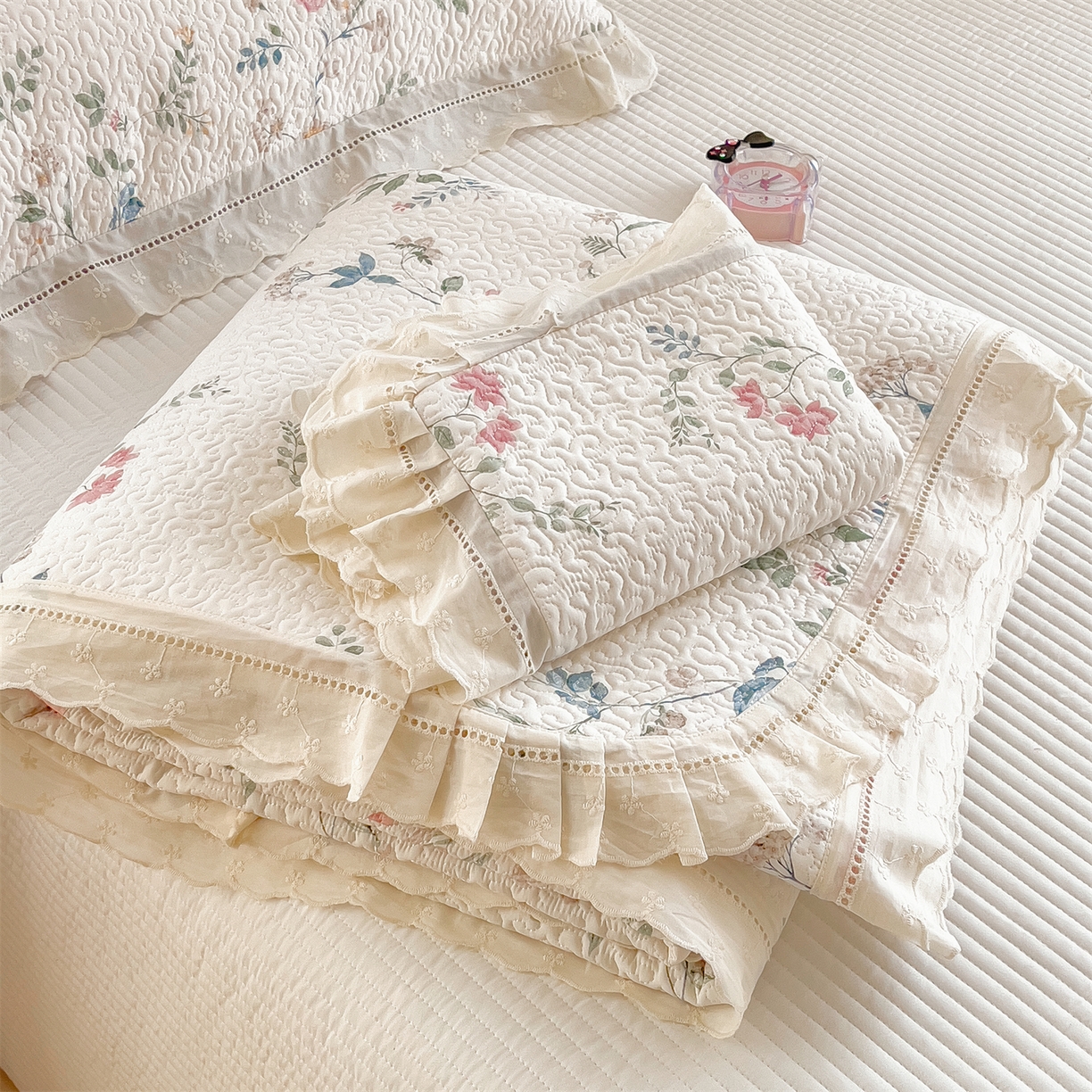 叠派家纺 2026新款A类印花慕丝绵花边款床盖系列（抽空压缩可供跨境）提供买家秀 洛可可+粉