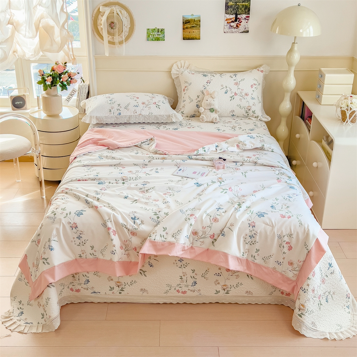 91家纺网 家纺一手货源 找家纺 叠派家纺 2026新款A类印花慕丝绵花边款床盖系列（抽空压缩可供跨境）提供买家秀 洛可可+粉