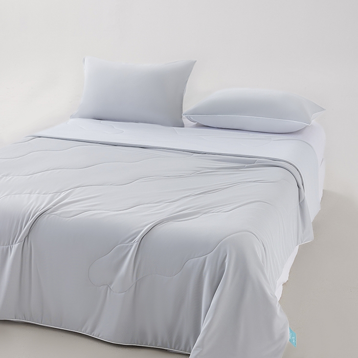 91家纺网 家纺一手货源 找家纺 迪梵家纺 2026新款锦氨凉感黑科技（160克面料）凉感丝夏被冰淇淋夏凉被空调被-风格一 深浅灰