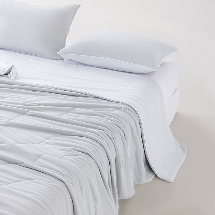 91家纺网 家纺一手货源 找家纺 迪梵家纺 2026新款锦氨凉感黑科技（160克面料）凉感丝夏被冰淇淋夏凉被空调被-风格一 深浅灰