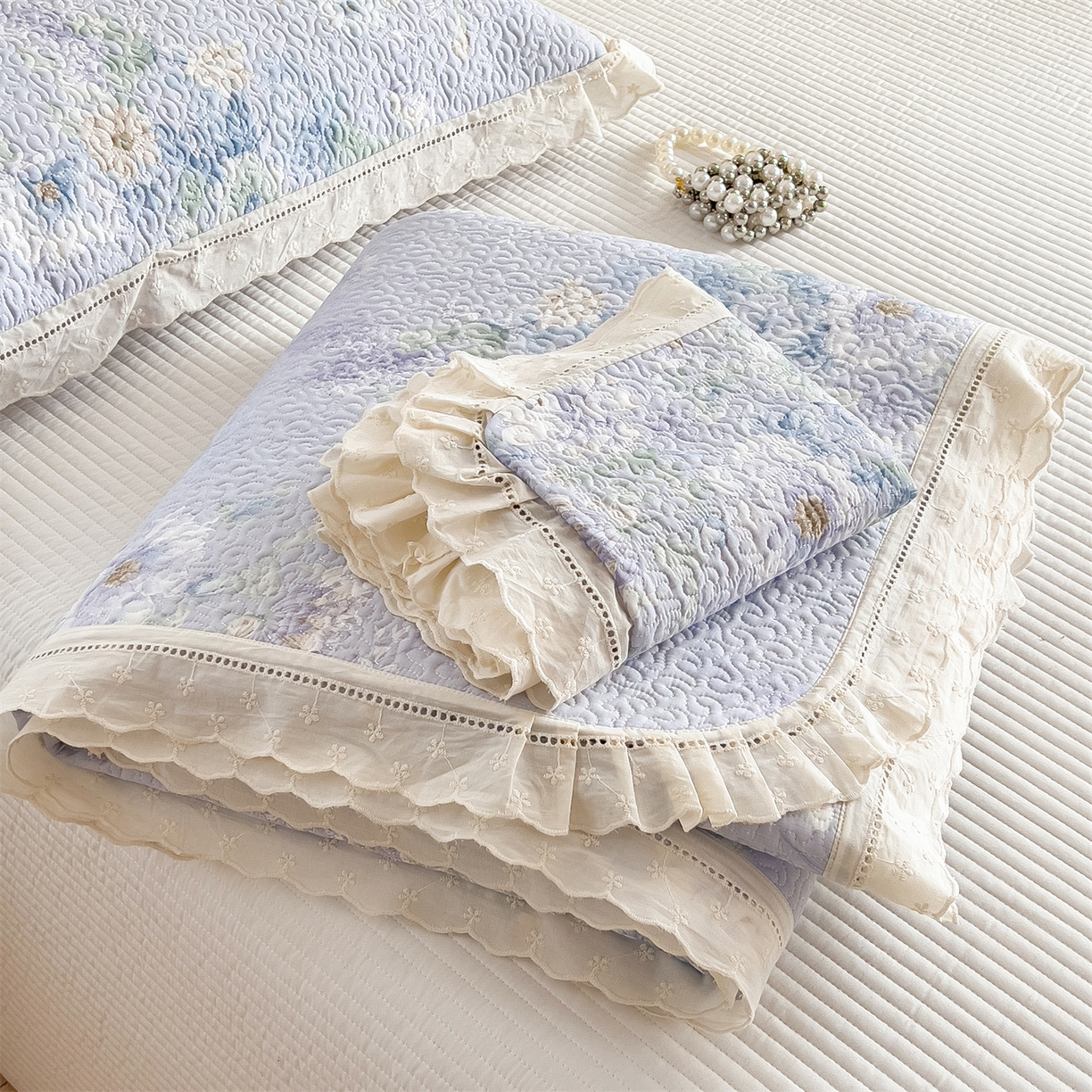 叠派家纺 2026新款A类印花慕丝绵花边款床盖系列（抽空压缩可供跨境）提供买家秀 蓝庭叙+灰