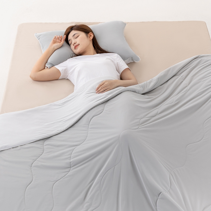 91家纺网 家纺一手货源 找家纺 迪梵家纺 2026新款锦氨凉感黑科技（160克面料）凉感丝夏被冰淇淋夏凉被空调被-风格一 深浅灰