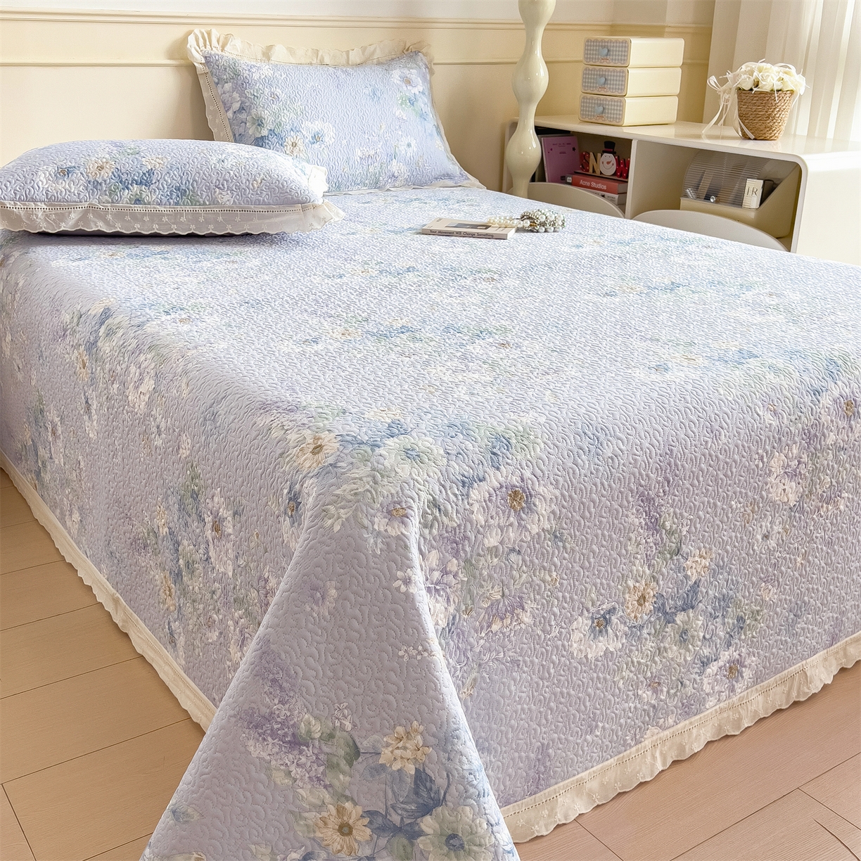 91家纺网 家纺一手货源 找家纺 叠派家纺 2026新款A类印花慕丝绵花边款床盖系列（抽空压缩可供跨境）提供买家秀 蓝庭叙+灰