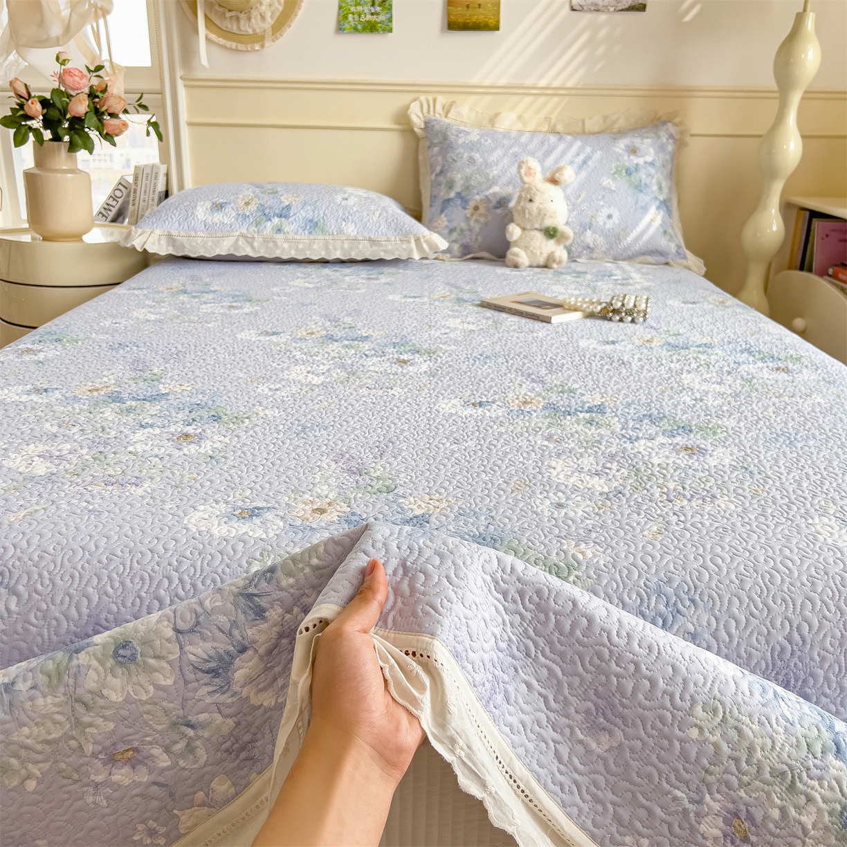 91家纺网 家纺一手货源 找家纺 叠派家纺 2026新款A类印花慕丝绵花边款床盖系列（抽空压缩可供跨境）提供买家秀 蓝庭叙+灰