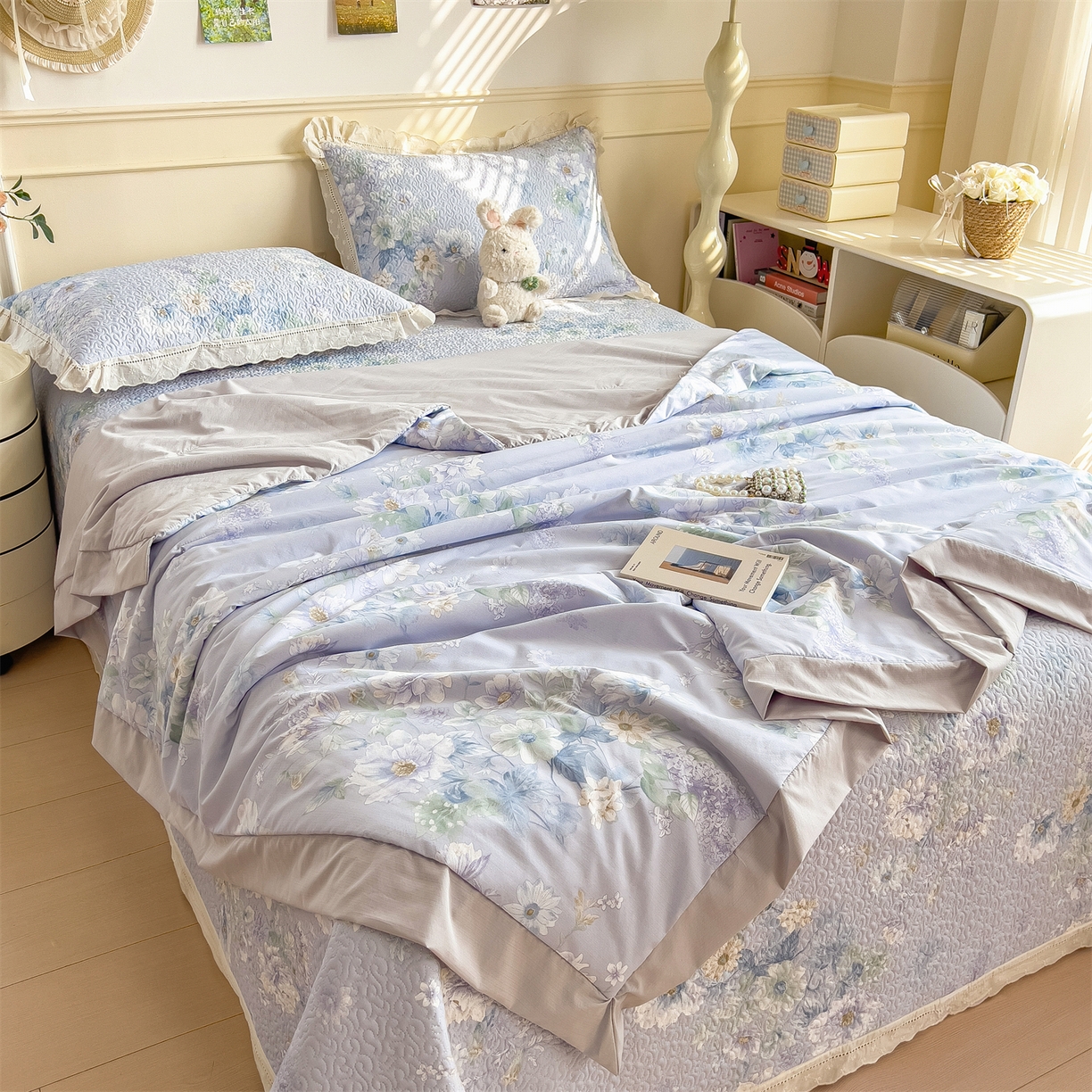 91家纺网 家纺一手货源 找家纺 叠派家纺 2026新款A类印花慕丝绵花边款床盖系列（抽空压缩可供跨境）提供买家秀 蓝庭叙+灰