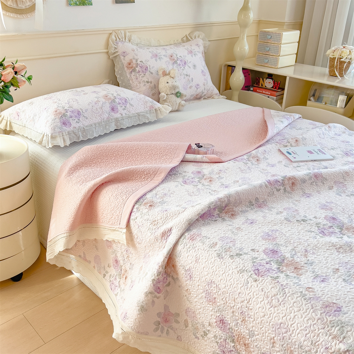 91家纺网 家纺一手货源 找家纺 叠派家纺 2026新款A类印花慕丝绵花边款床盖系列（抽空压缩可供跨境）提供买家秀 凡尔赛+粉