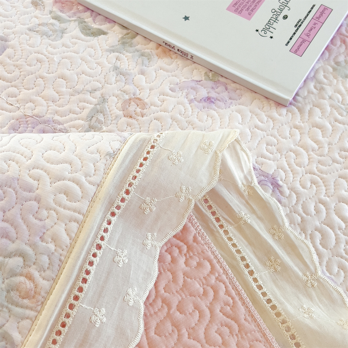 91家纺网 家纺一手货源 找家纺 叠派家纺 2026新款A类印花慕丝绵花边款床盖系列（抽空压缩可供跨境）提供买家秀 凡尔赛+粉