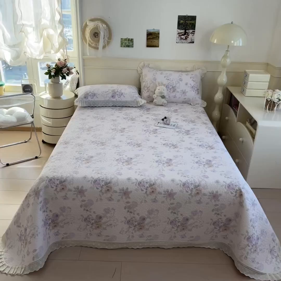 91家纺网 家纺一手货源 找家纺 叠派家纺 2026新款A类印花慕丝绵花边款床盖系列（抽空压缩可供跨境）提供买家秀 凡尔赛+粉