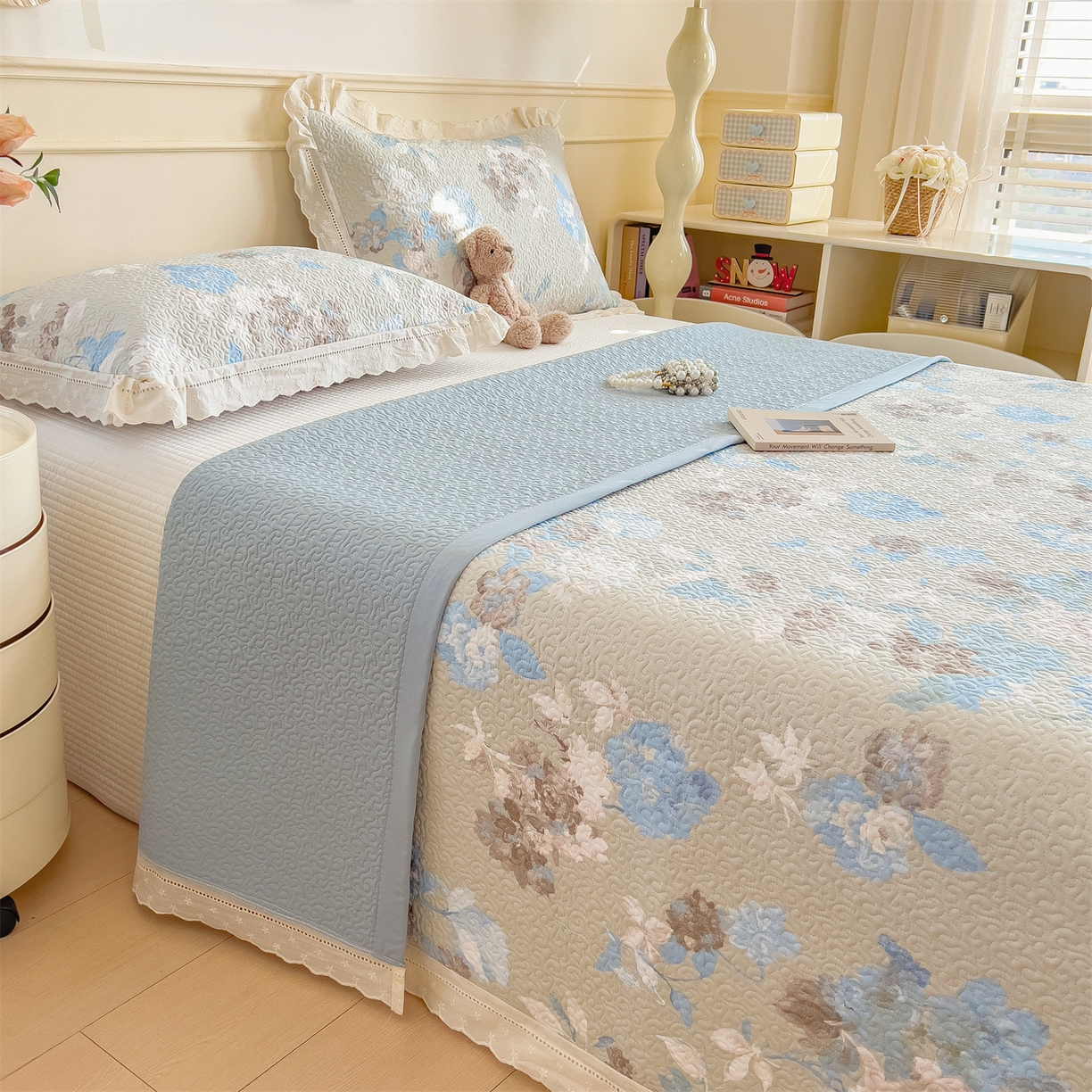 91家纺网 家纺一手货源 找家纺 叠派家纺 2026新款A类印花慕丝绵花边款床盖系列（抽空压缩可供跨境）提供买家秀 蓝漪+蓝