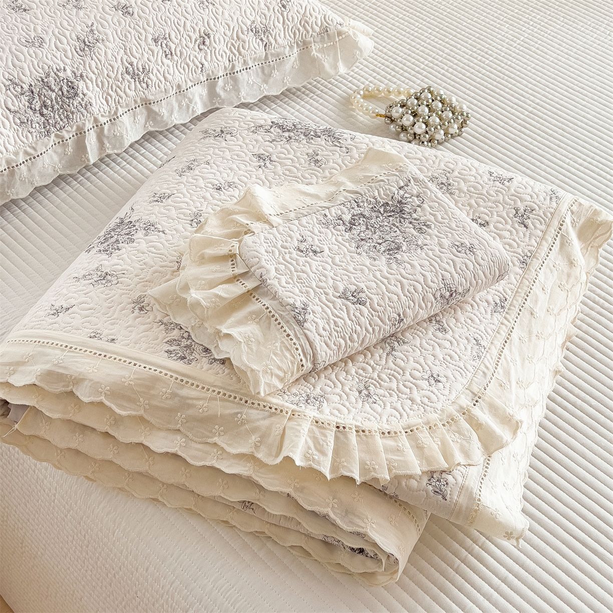 叠派家纺 2026新款A类印花慕丝绵花边款床盖系列（抽空压缩可供跨境）提供买家秀 墨芳+灰