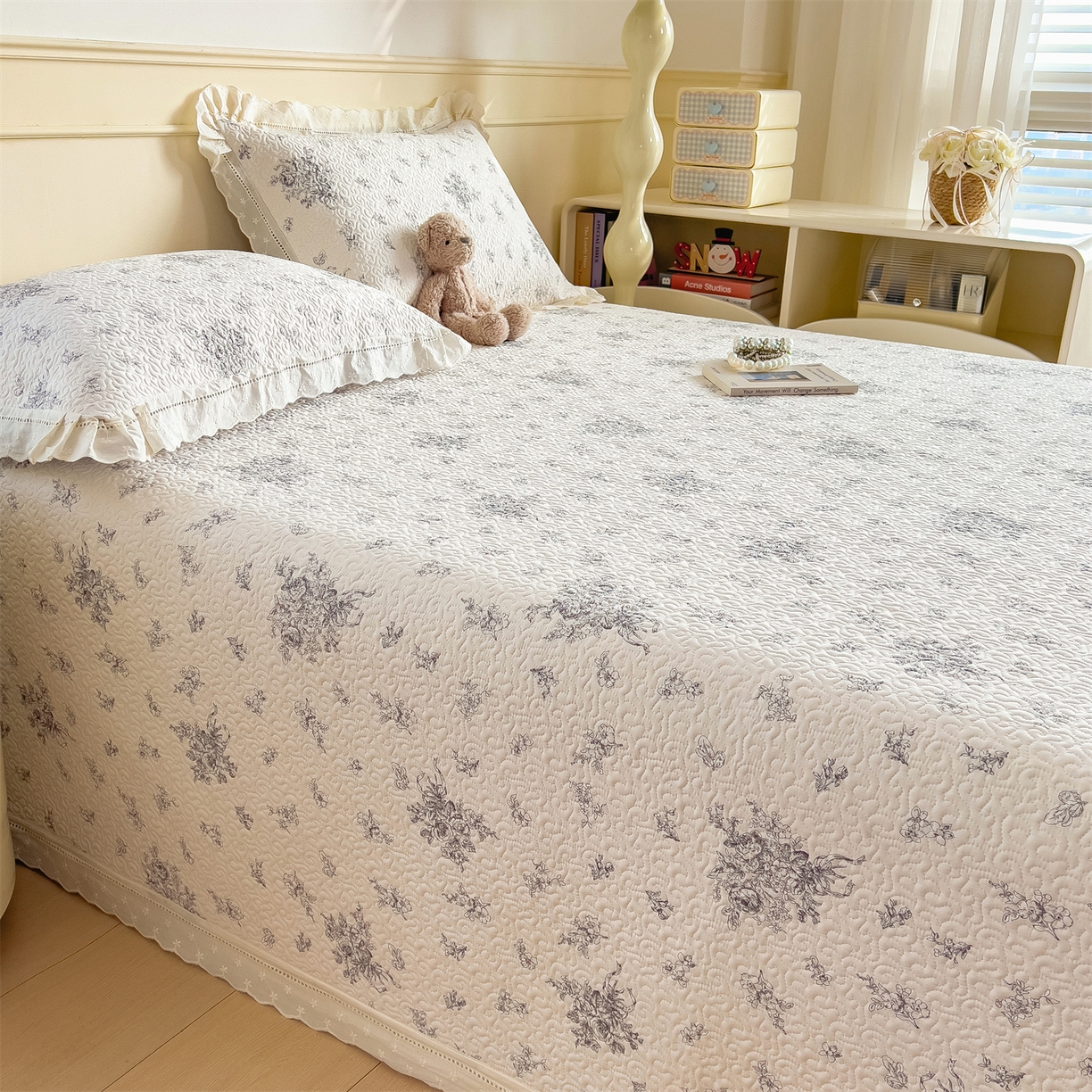 91家纺网 家纺一手货源 找家纺 叠派家纺 2026新款A类印花慕丝绵花边款床盖系列（抽空压缩可供跨境）提供买家秀 墨芳+灰