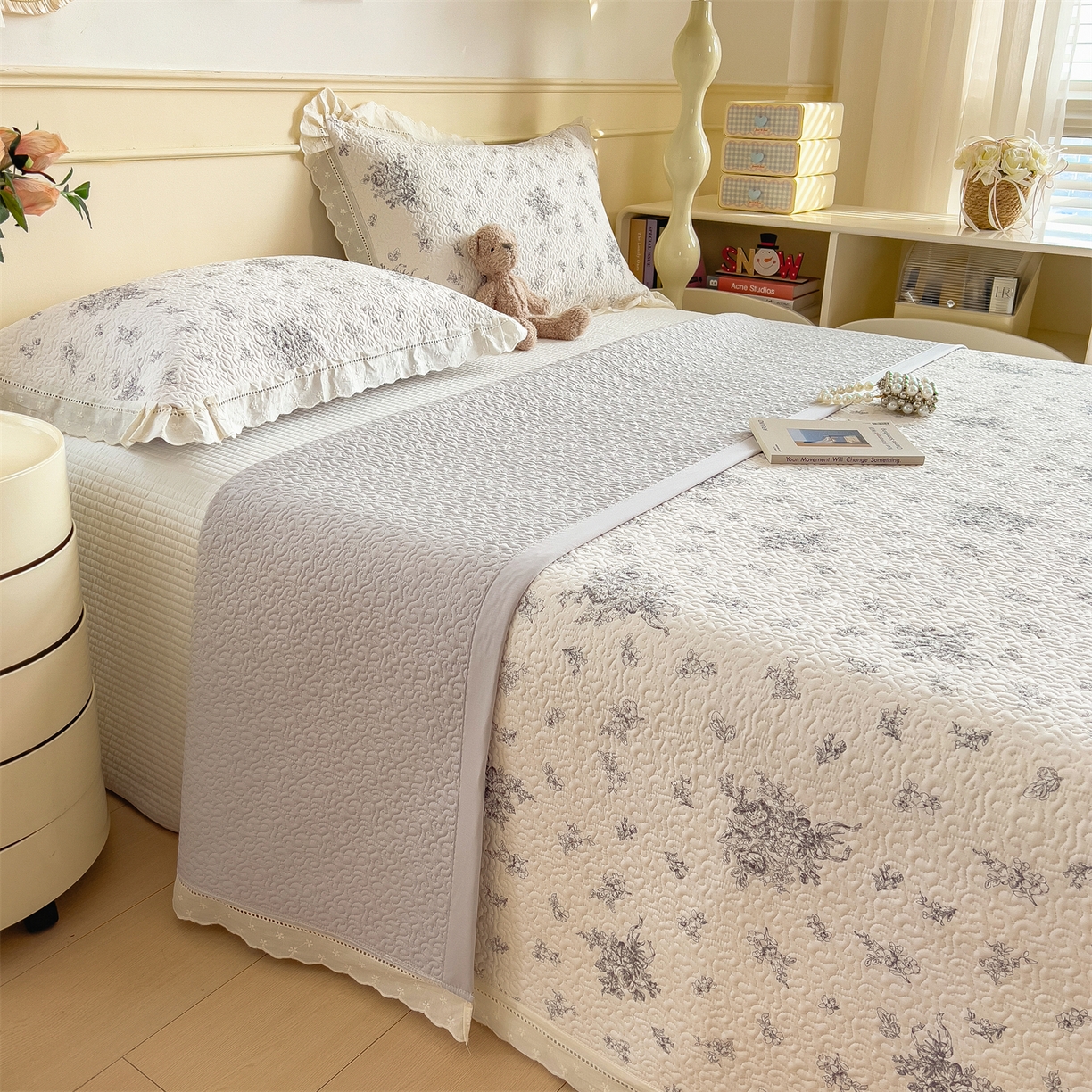 91家纺网 家纺一手货源 找家纺 叠派家纺 2026新款A类印花慕丝绵花边款床盖系列（抽空压缩可供跨境）提供买家秀 墨芳+灰