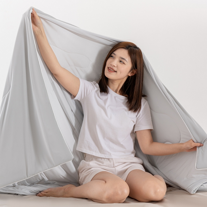 91家纺网 家纺一手货源 找家纺 迪梵家纺 2026新款锦氨凉感黑科技（160克面料）凉感丝夏被冰淇淋夏凉被空调被-风格二 深浅灰