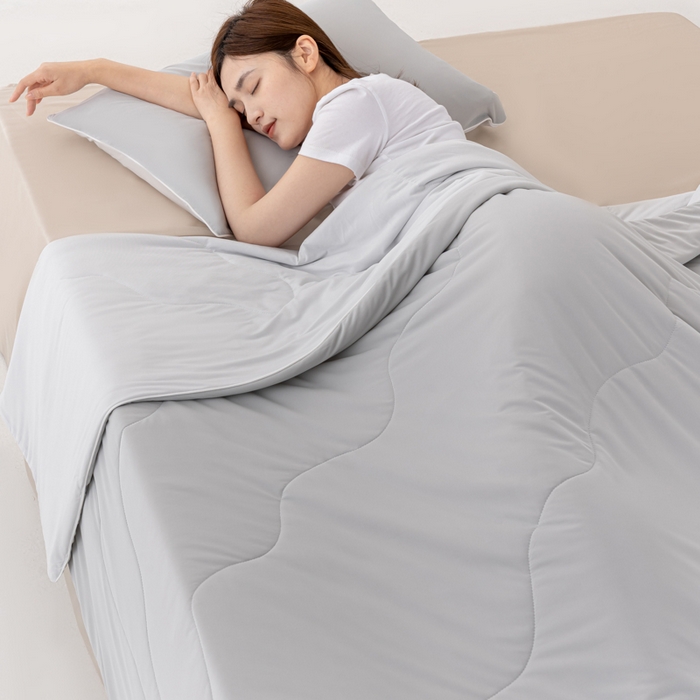 91家纺网 家纺一手货源 找家纺 迪梵家纺 2026新款锦氨凉感黑科技（160克面料）凉感丝夏被冰淇淋夏凉被空调被-风格二 深浅灰