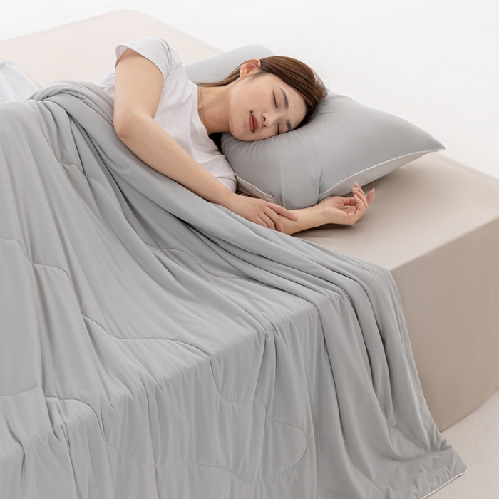 91家纺网 家纺一手货源 找家纺 迪梵家纺 2026新款锦氨凉感黑科技（160克面料）凉感丝夏被冰淇淋夏凉被空调被-风格二 深浅灰