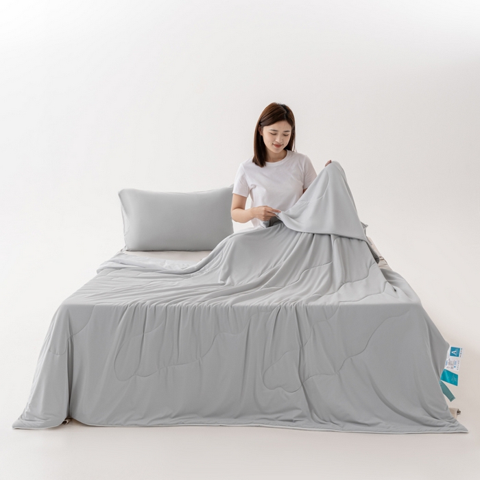 91家纺网 家纺一手货源 找家纺 迪梵家纺 2026新款锦氨凉感黑科技（160克面料）凉感丝夏被冰淇淋夏凉被空调被-风格二 深浅灰