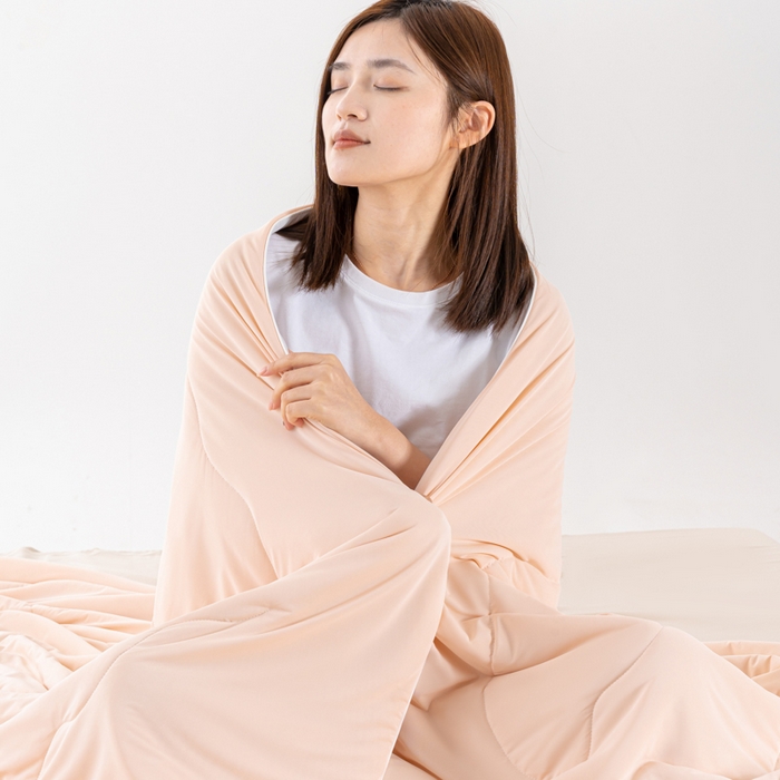 91家纺网 家纺一手货源 找家纺 迪梵家纺 2026新款锦氨凉感黑科技（160克面料）凉感丝夏被冰淇淋夏凉被空调被-风格二 桃喜玉