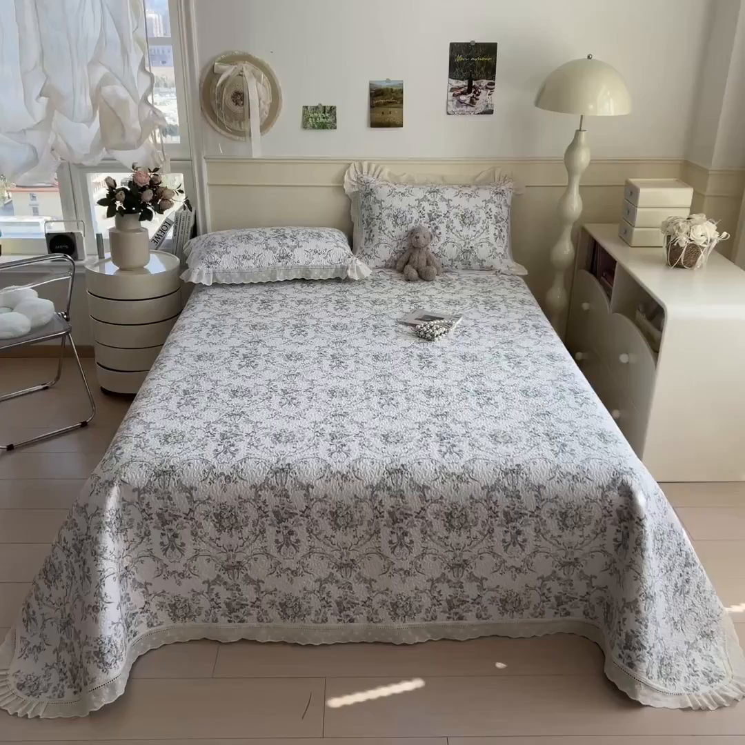 91家纺网 家纺一手货源 找家纺 叠派家纺 2026新款A类印花慕丝绵花边款床盖系列（抽空压缩可供跨境）提供买家秀 清漫+绿