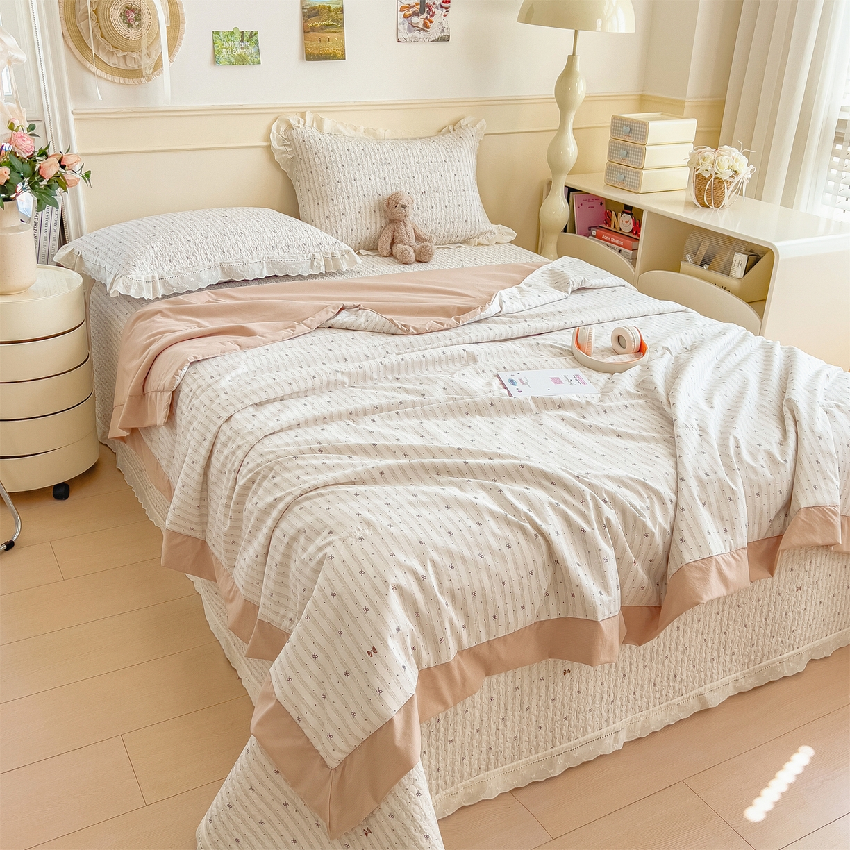 91家纺网 家纺一手货源 找家纺 叠派家纺 2026新款A类印花慕丝绵花边款床盖系列（抽空压缩可供跨境）提供买家秀 波点序章+驼